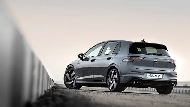 फ़ॉक्सवैगन गोल्फ़ जीटीआई लेफ्ट रियर थ्री क्वार्टर