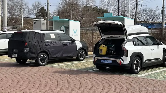 Kia Carens EV Right Rear Three Quarter