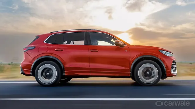 Volkswagen Tiguan R-Line Right Side View