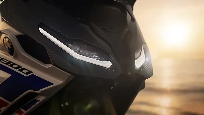 BMW R 1300 R Right Front Three Quarter