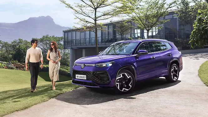 फ़ॉक्सवैगन Tayron R-Line ठीक सामने तीन चौथाई