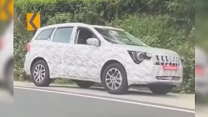 Mahindra XUV700 facelift Right Front Three Quarter