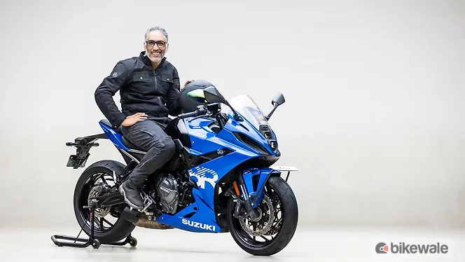 Suzuki GSX-8R Right Front Three Quarter