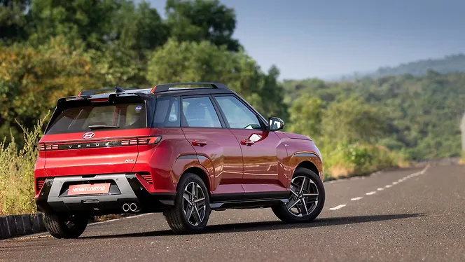 हुंडई वेन्यू एन लाइन राइट रियर थ्री क्वार्टर