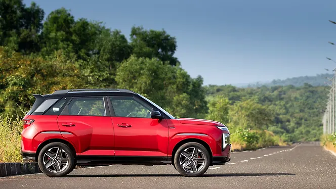 हुंडई वेन्यू एन लाइन राइट साइड का दृश्य