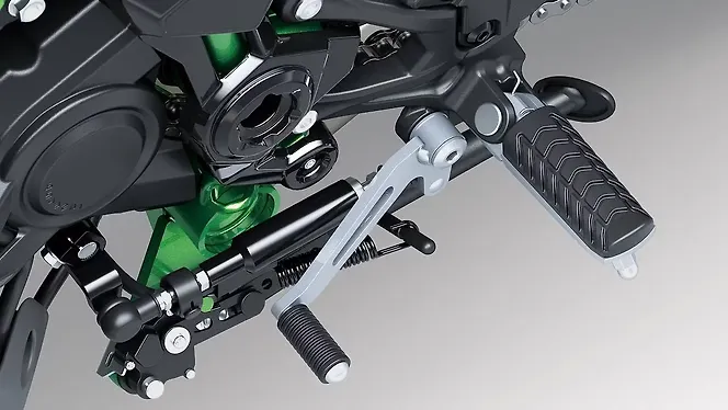 Kawasaki Z900 Price - Mileage, Images, Colours | BikeWale
