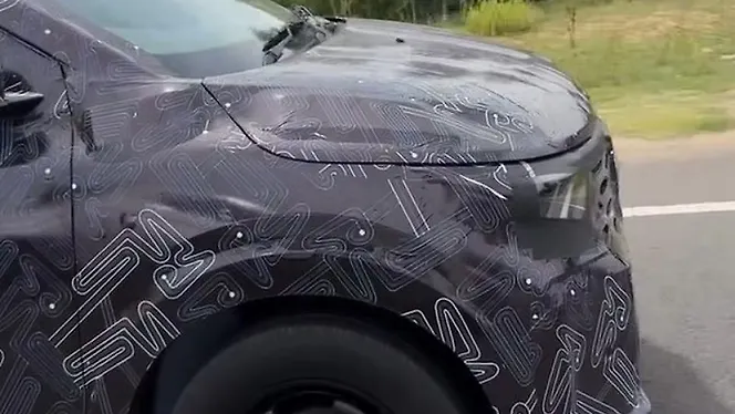 निसान ग्रैवाइट राइट साइड का दृश्य