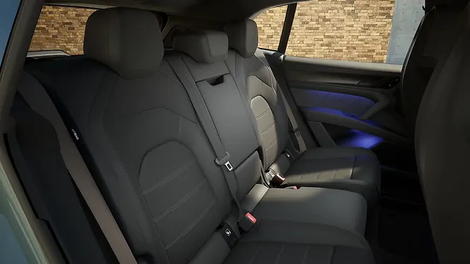 पोर्शे काइएन ईवी पीछे की सीटें