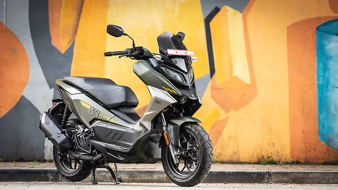 Hero Xoom 160 Right Front Three Quarter