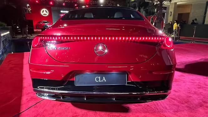 मर्सिडीज़ बेंज़ सीएलए पीछे का व्यू