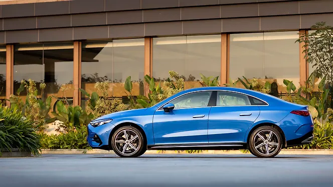 मर्सिडीज़ बेंज़ सीएलए लेफ्ट साइड दृश्य