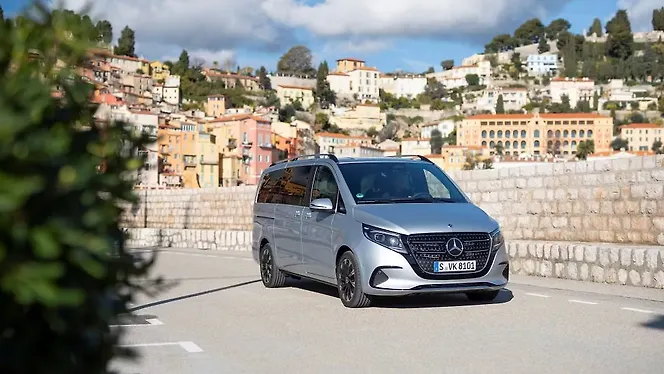 Mercedes-Benz V-Class Right Front Three Quarter