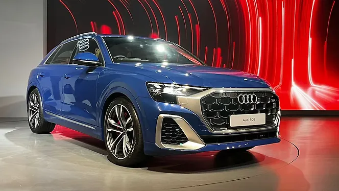Audi SQ8 Right Front Three Quarter