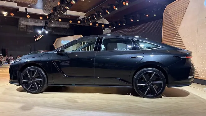 लेक्सस ईएस लेफ्ट साइड दृश्य