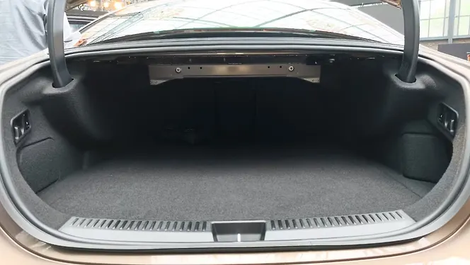 Mercedes-Benz AMG E53 PHEV Bootspace
