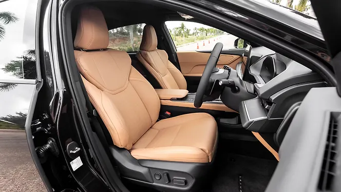 लेक्सस ES 350h फ्रंट रौ सीट्स