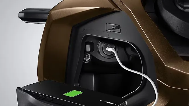 Honda ADV 160 USB Charging Port
