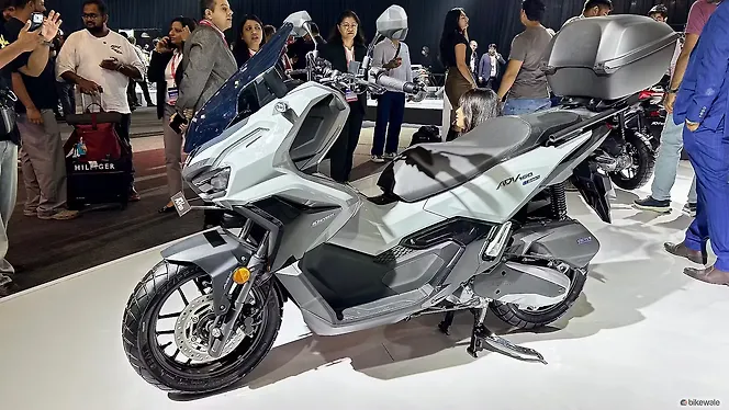 Honda ADV 160 Left Front Three Quarter