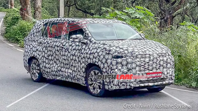 टोयोटा Innova Hycross Facelift ठीक सामने तीन चौथाई