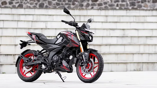 Bajaj Pulsar N160 4V Right Front Three Quarter