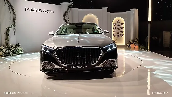 Mercedes-Benz Maybach S-Class Front View Mercedes-Benz Maybach S-Class Front View