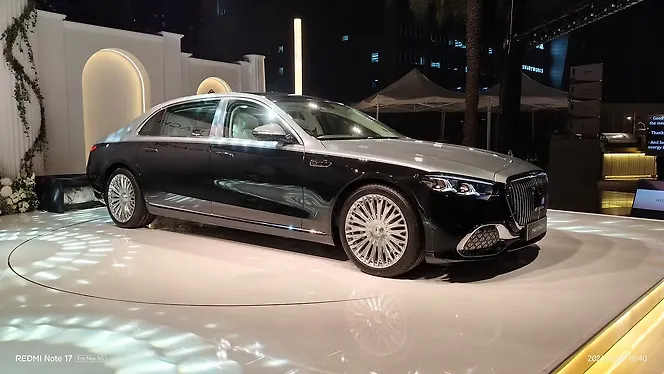 Mercedes-Benz Maybach S-Class Right Front Three Quarter Mercedes-Benz Maybach S-Class Right Front Three Quarter
