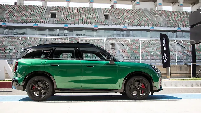 Mini Countryman Right Side View