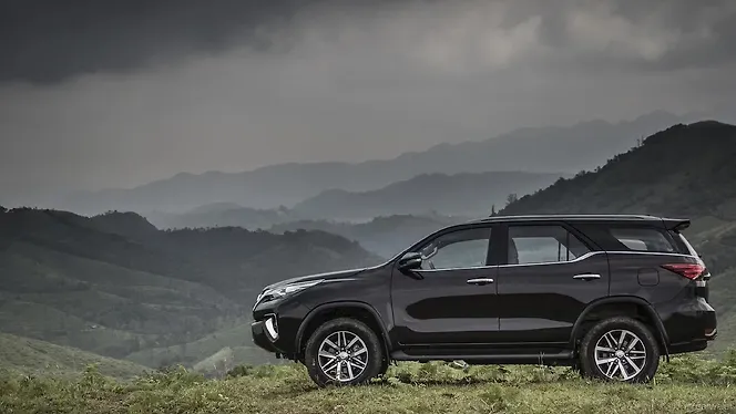 Toyota Fortuner Left Side View