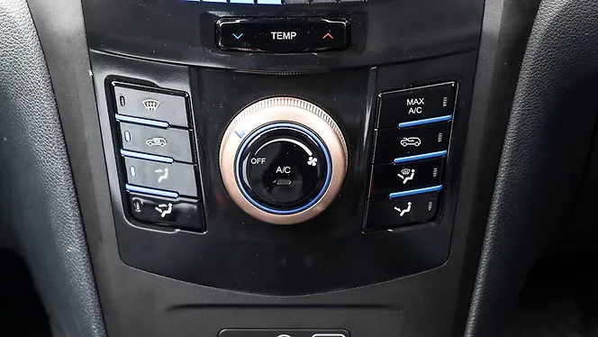 महिंद्रा XUV400 एसी कंट्रोल्स