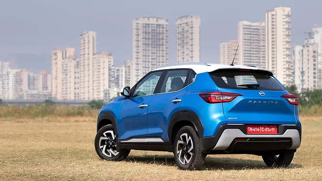 निसान मैग्नाइट [2020-2024] लेफ्ट रियर थ्री क्वार्टर