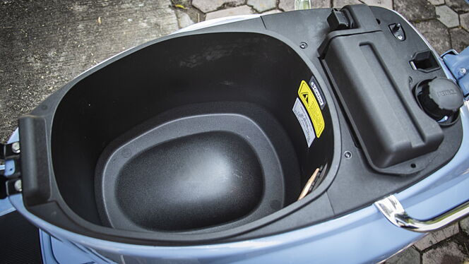 Vespa VXL 150 Underseat Storage